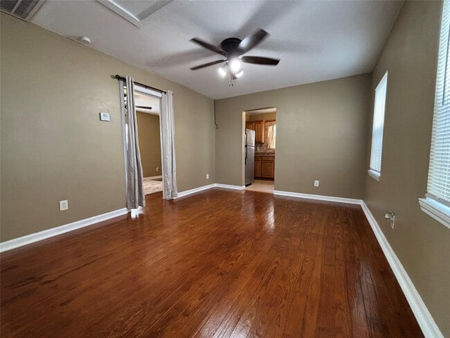 Building Photo - 422 W Burleson St