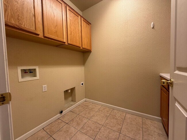 Building Photo - Spacious 4-Bedroom Elk Grove Home with Updated Kitchen, Quartz Countertops! VIEW TODAY!