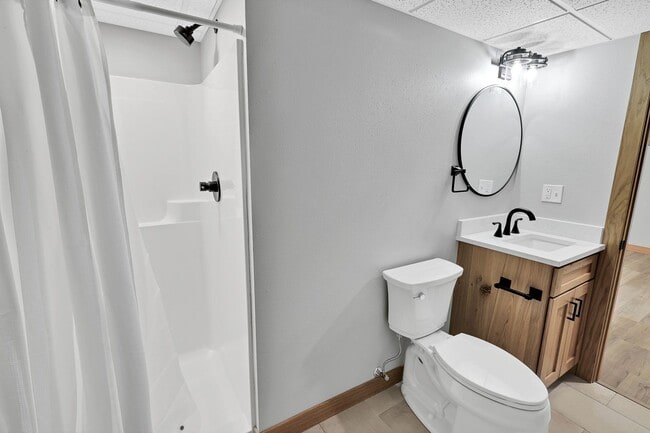 Building Photo - 3+ Bedroom Home in Quiet Neighborhood