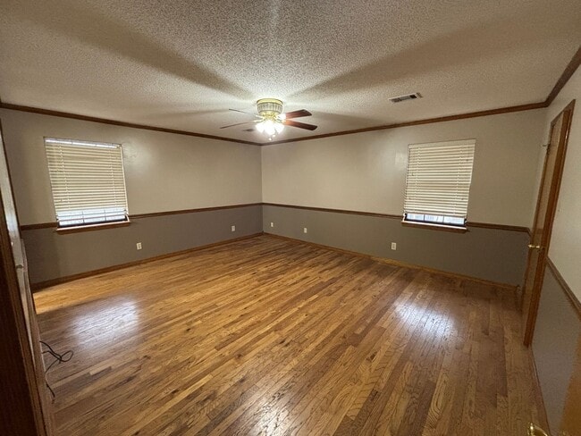 Building Photo - Welcome to your dream home in the heart of Russellville, AR.