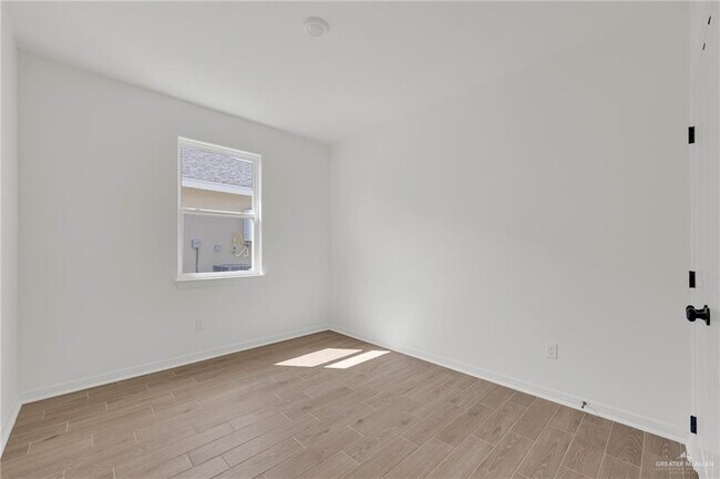 Building Photo - 2600 N Day Lily Ave