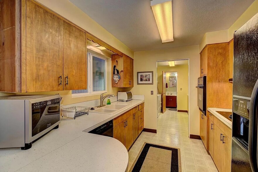 Building Photo - 3411 W Hillcrest Dr