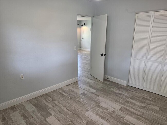 Building Photo - 2205 S Park Ave