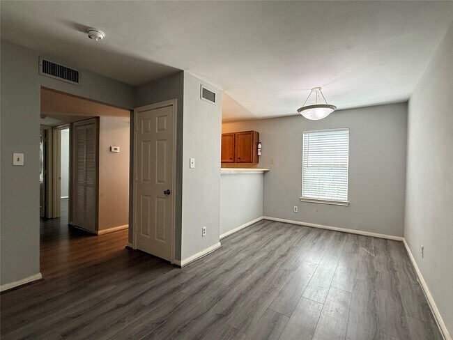 Building Photo - 304 Dell Ct