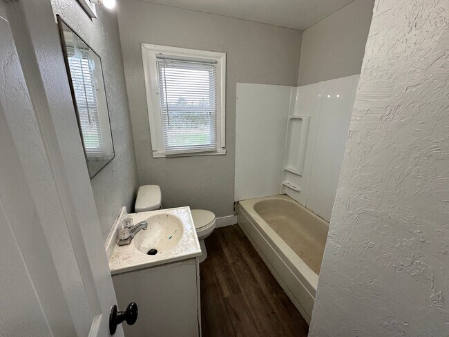 Building Photo - Three Bed NE OKC
