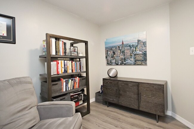 Building Photo - Small Pet-Friendly End-Unit Pantops Townhome