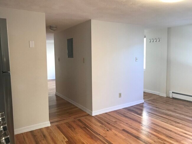 Building Photo - 144 Thorndike St