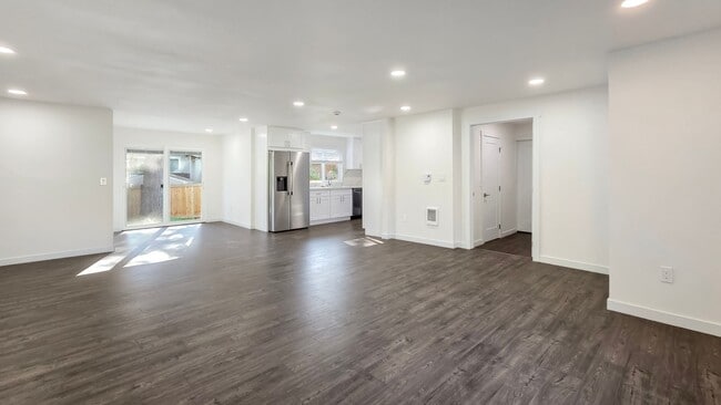 Building Photo - Updated Rambler in Prime Kirkland Location