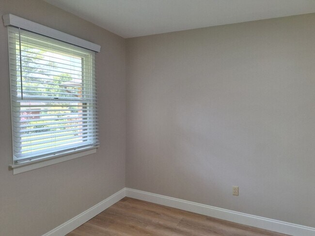 Building Photo - 6826 Dorchester Dr NW