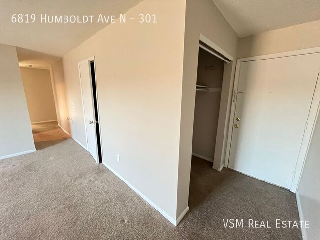 Building Photo - Spacious 2 Bedroom 1 Bathroom Unit - Avail...