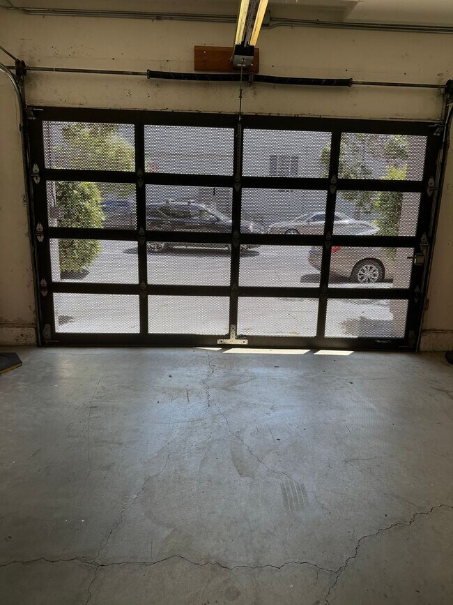 Building Photo - SPACIOUS 1-Bedroom 1.5 bath Live/Work loft...