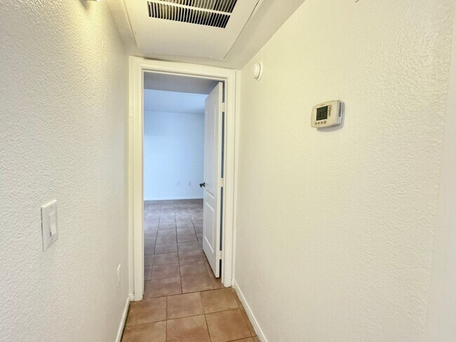 Building Photo - 3145 E Flamingo Rd
