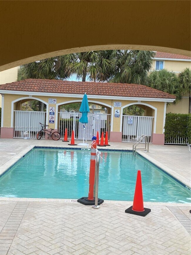 Building Photo - 2032 NE 167th St  3-134 North Miami Beach ...