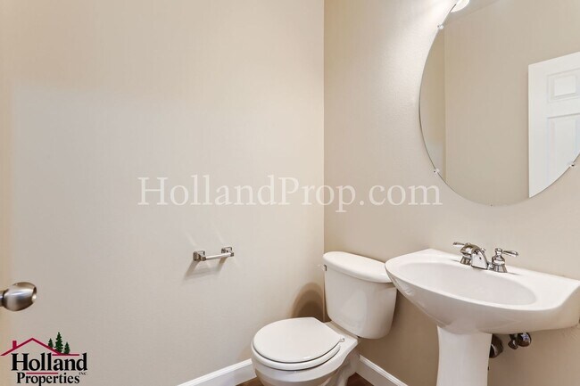 Building Photo - Stunning 4-Bedroom Townhouse with Dual Master Suites and Convenient 2-Car Garage in Hillsboro!