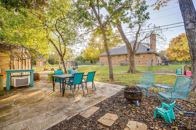 Building Photo - Beautiful Home on Corner Lot in South Hill...