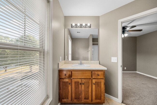 Building Photo - Two Bedroom Town House Off Exit 1!