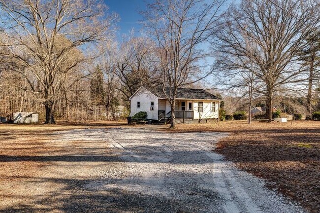 Building Photo - Colfax - Charming house with new flooring,...