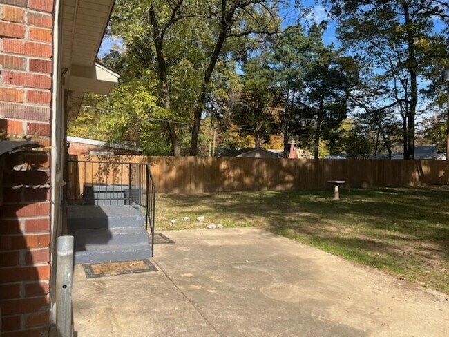 Building Photo - 1022 S White Station Rd