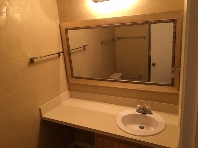 Building Photo - 2 Bedroom/1.5 Bath Townhouse in Mill Run