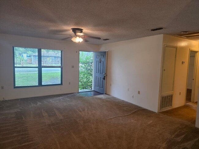 Building Photo - 660 SW Cardinal Dr