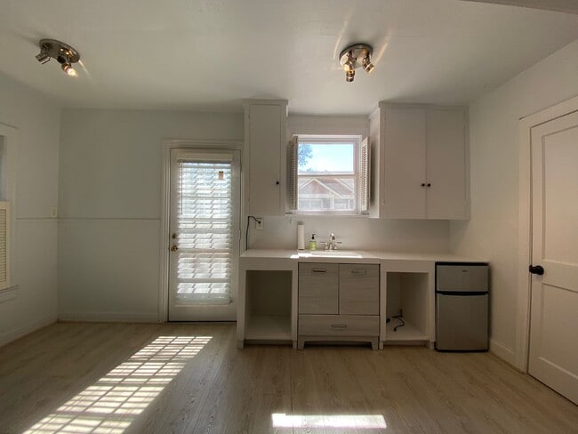 Building Photo - 8th