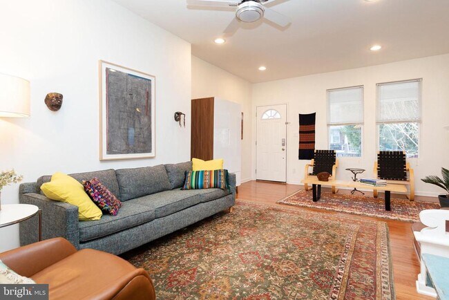 Building Photo - 456 Winona St