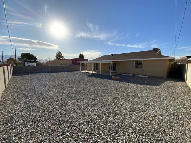 Building Photo - Beautifully Remodeled 3 Bedroom Single Sto...