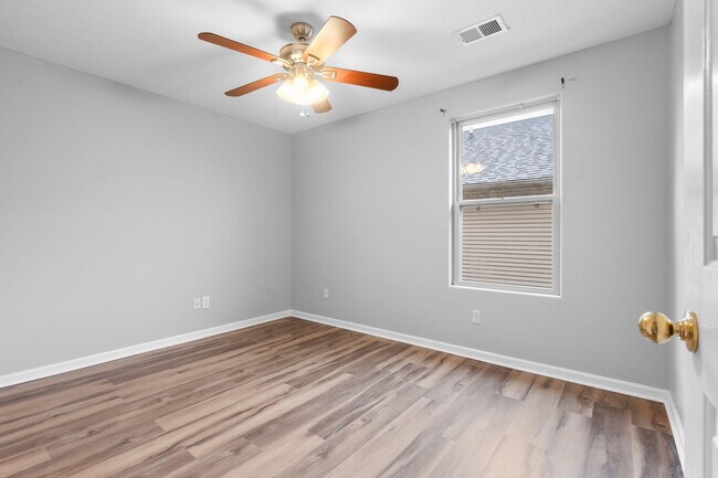 Building Photo - 305 Spring Valley Ln