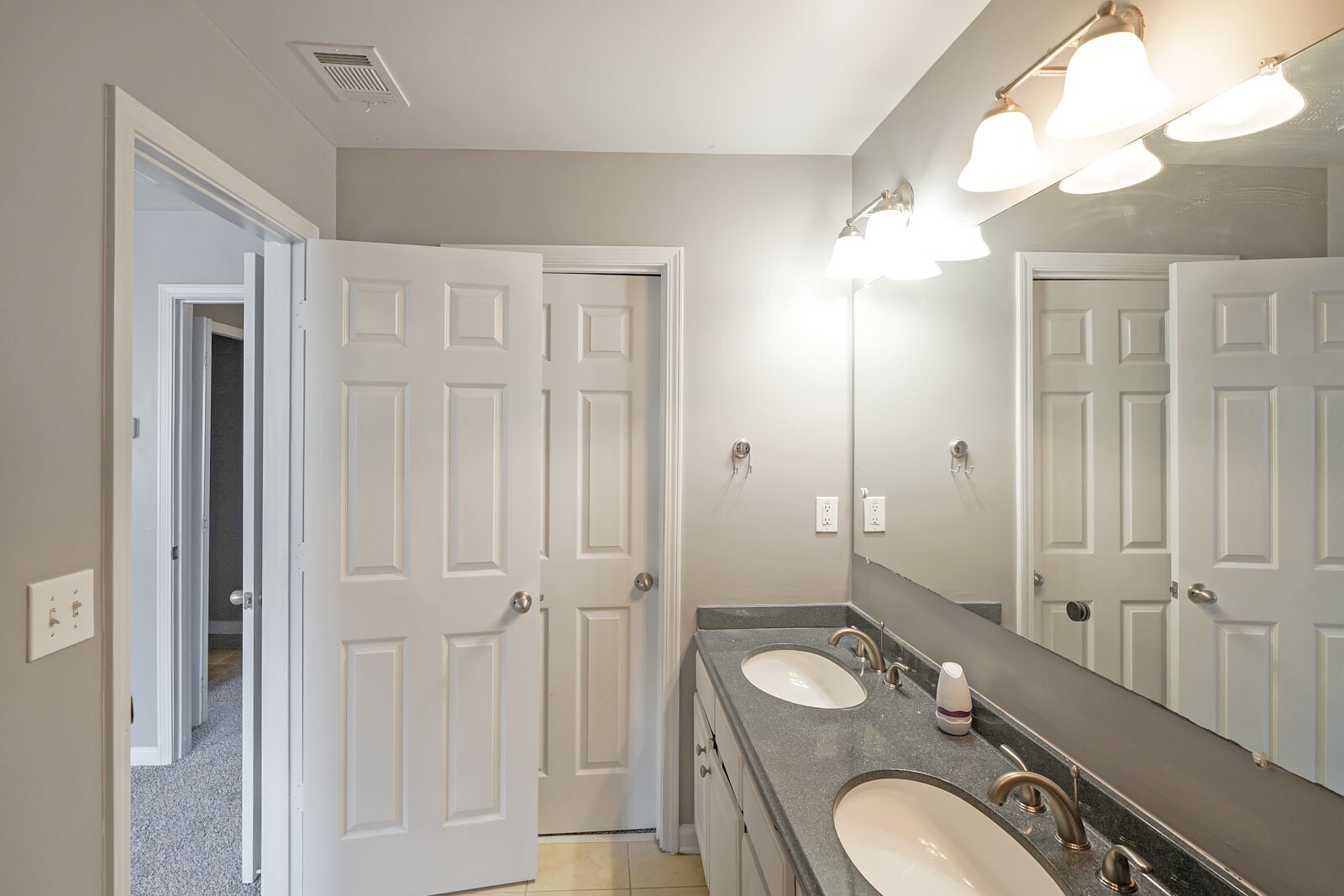 Building Photo - 2217 Landing Walk Dr