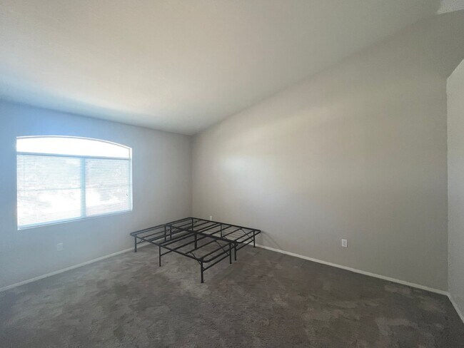 Building Photo - 2 bed, 2 bath condo located in gated community w/lush landscaping, 2 pools, spas, BBQ areas & clu...