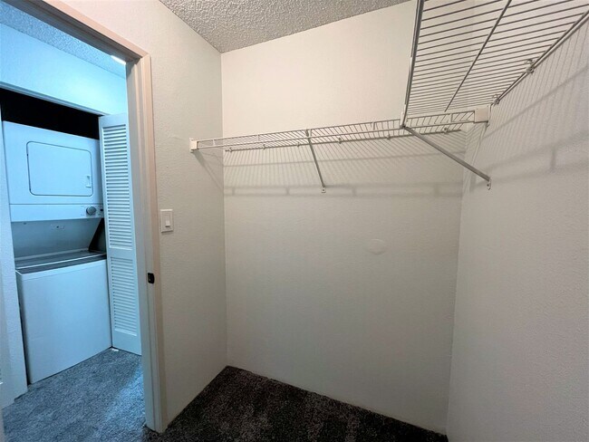 Building Photo - Must See Bright and welcoming one bedroom ...