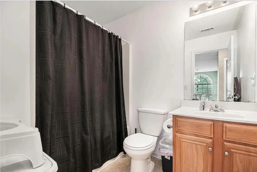 Building Photo - Room in House on Cabana Way