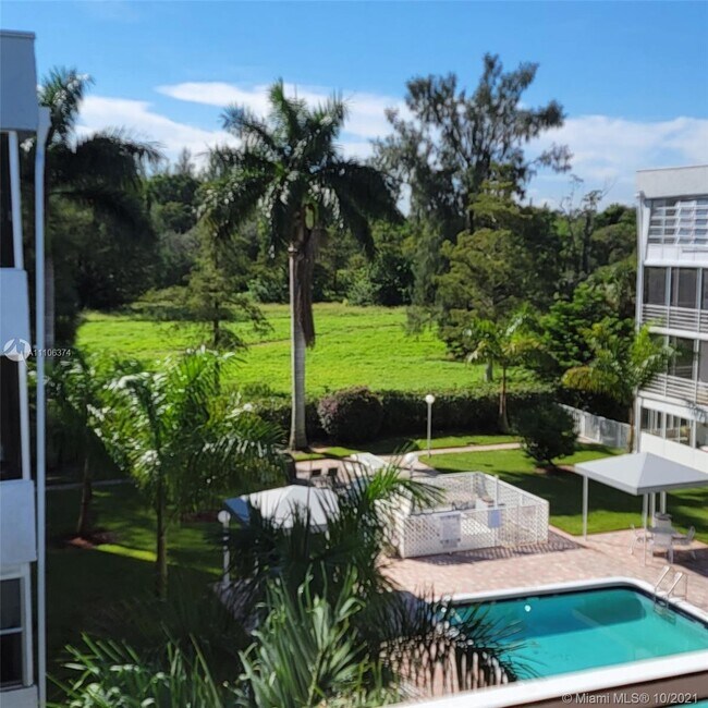 Building Photo - 3000 Sunrise Lakes Dr E