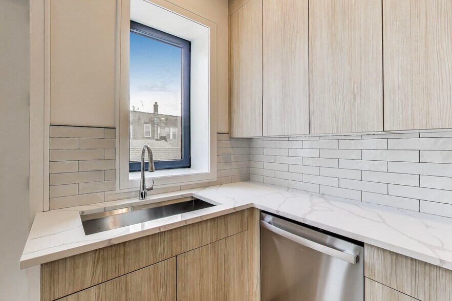 Building Photo - 2023 N Drake Ave