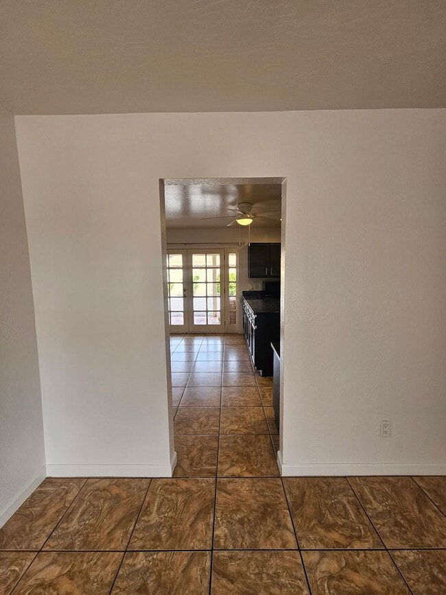Building Photo - Scottsdale - 5 bedroom, 3 bath - Remodeled...