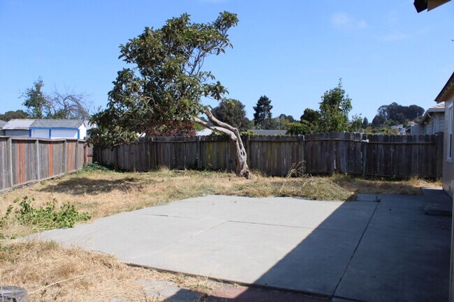 Building Photo - 2745 Rollingwood Dr