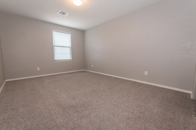 Building Photo - Beautiful 2-Story Home, 5 Bedroom, 3 Full ...