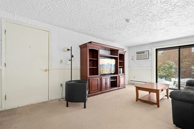 Building Photo - 318 Codman Hill Rd