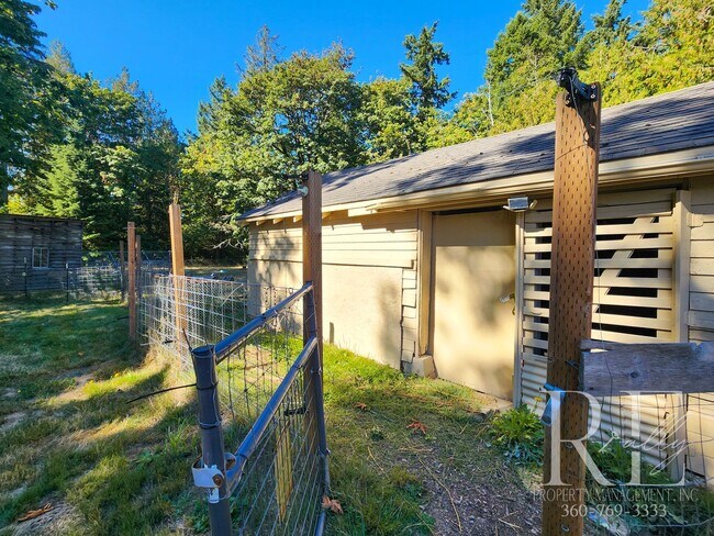 Building Photo - Charming Farmhouse in Town — Hobby Ready &...