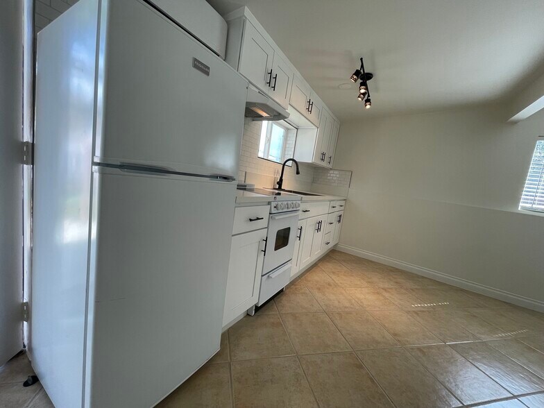 Building Photo - 5013 W 142nd St