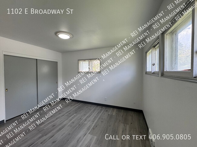 Building Photo - 1102 E Broadway St