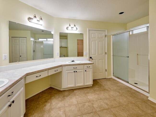 Building Photo - 643 Meadowbrook Ln