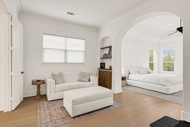 Building Photo - 2706 Tudor Manor