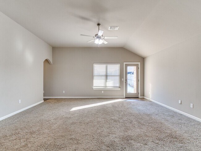 Building Photo - 3 bedroom, 2 bathroom, 2 car garage