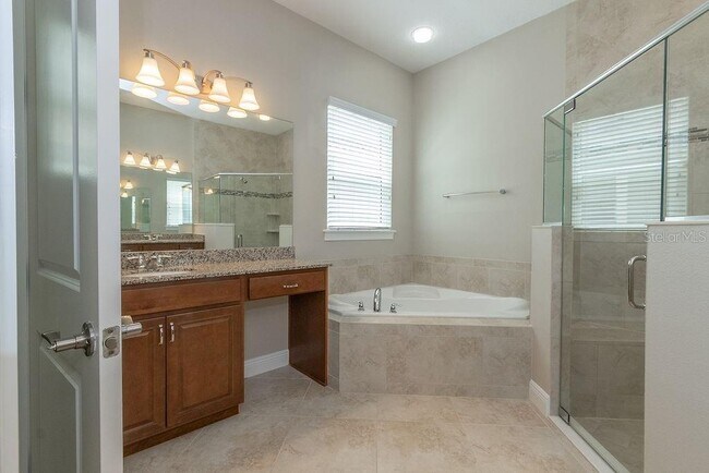 Building Photo - 906 Victoria Hills Dr S