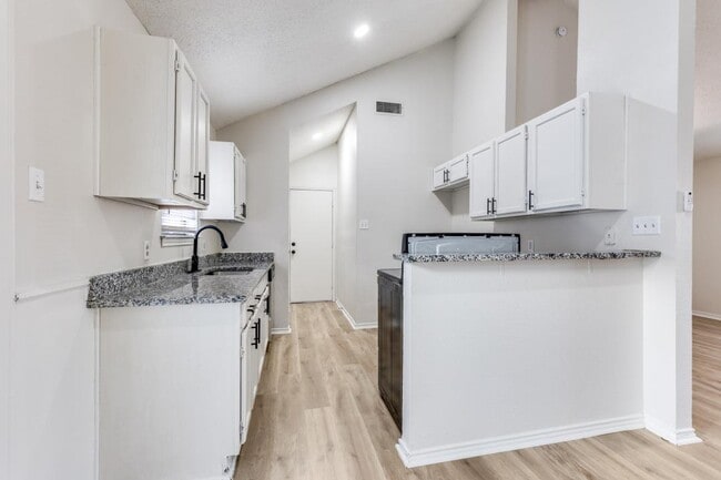 Building Photo - 418 S Las Vegas Trail