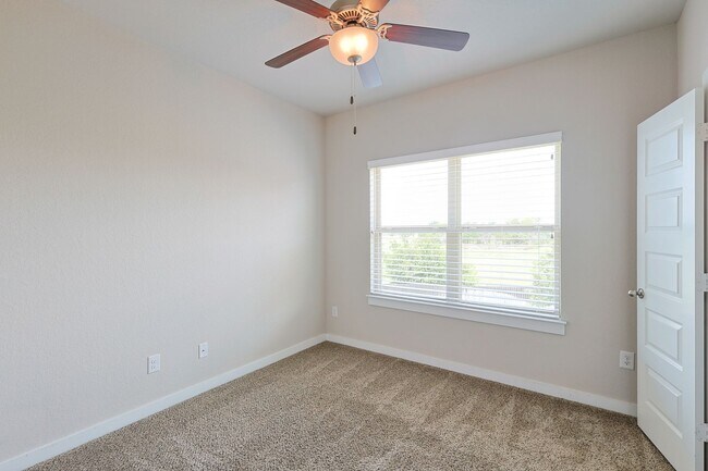 Building Photo - Large Modern Four Bedroom Duplex