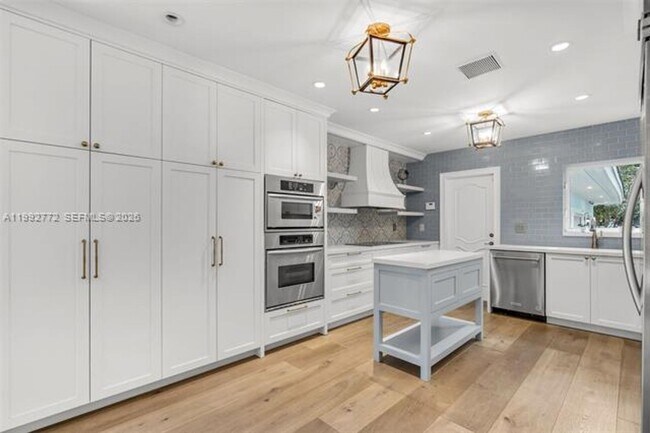 Building Photo - 1550 Taragona Dr