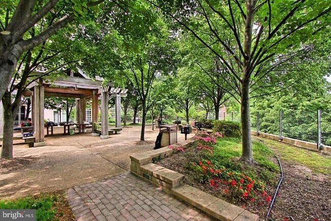 Building Photo - 4141 Henderson Rd