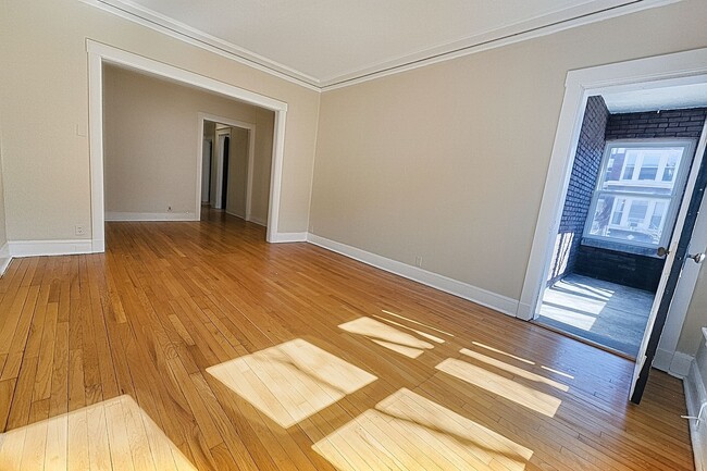 Building Photo - Large 3-bed/1-bath Apartment in the Heart of Rogers Park!